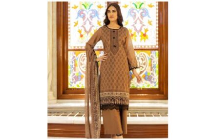 Women wearing lawn shirt hanging dupatta in her hand